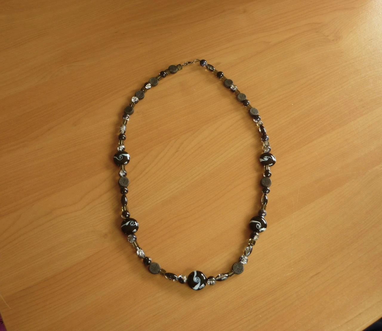 Lange ketting met zwarte stenen en kralen